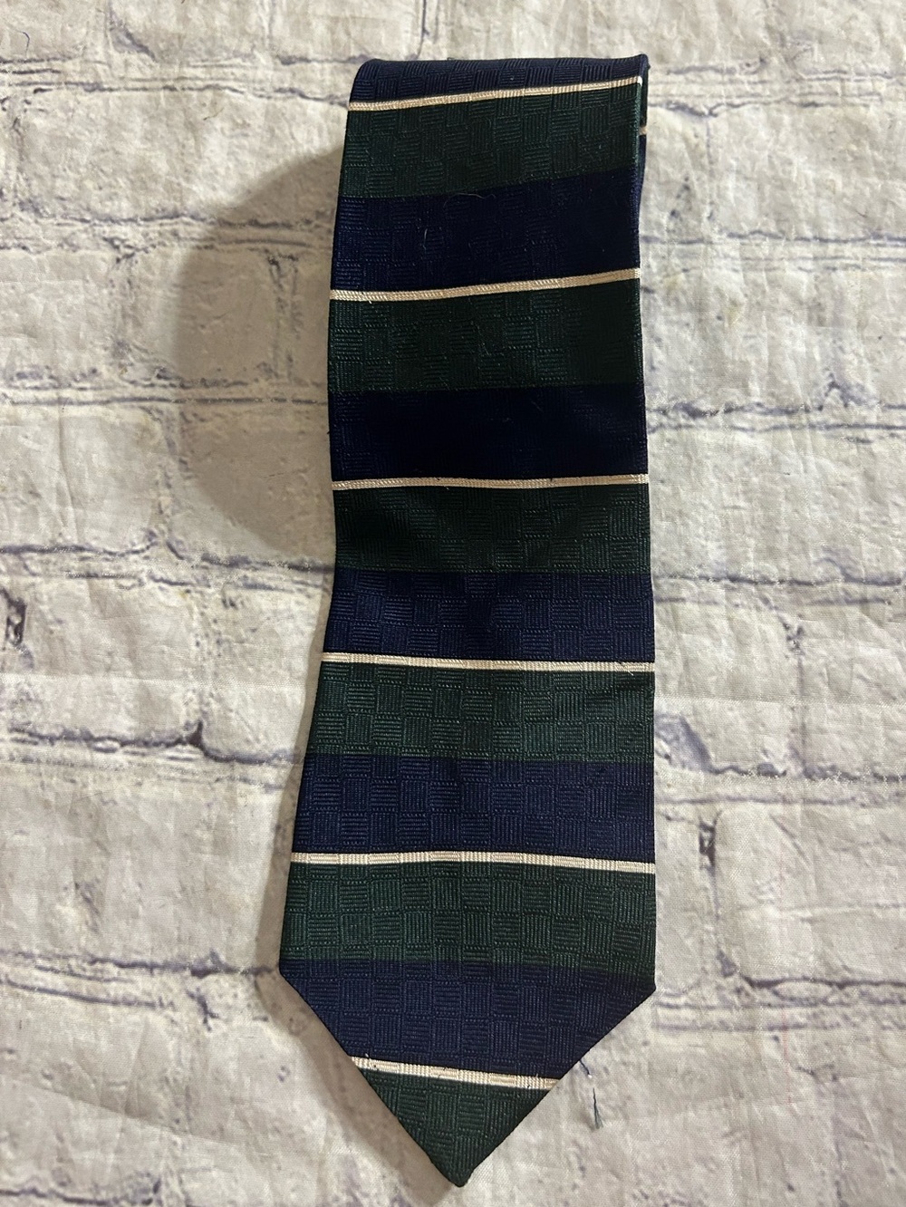 CLAIBORNE VTG 100% ITALIAN SILK NAVY/GREEN/WHITE STRIPED USA MADE NECKTIE